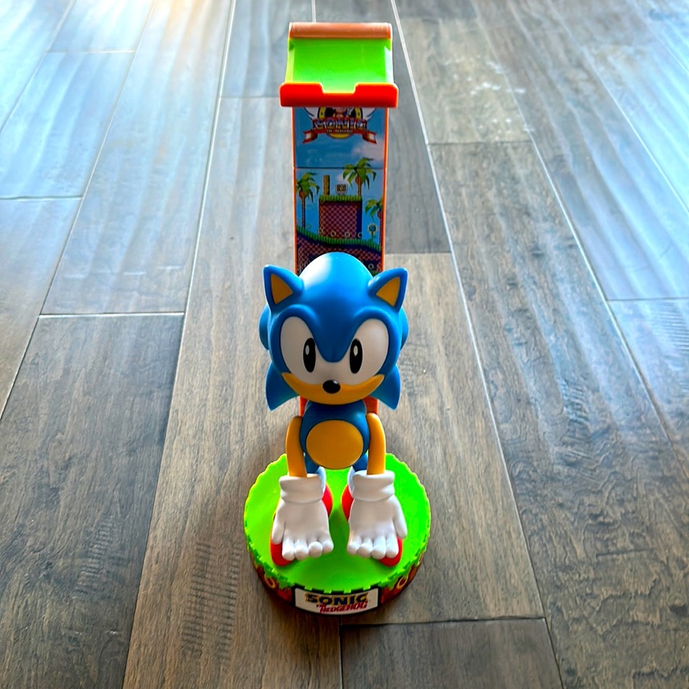 SEGA: Sonic Cable Guys Deluxe Light Up Controller, Headphone and Phone Stand